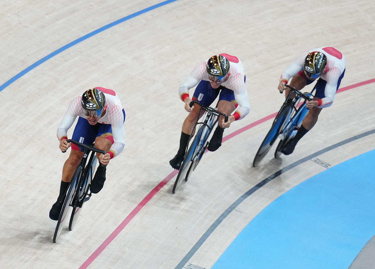 自転車トラック男子チームスプリント5、6位決定戦、力走する日本の選手たち（撮影・垰建太）
