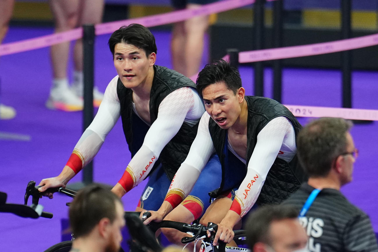 自転車トラック男子チームスプリント1回戦　日本対フランス　フランスに敗れさえない表情の太田（左）、小原（撮影・垰建太）