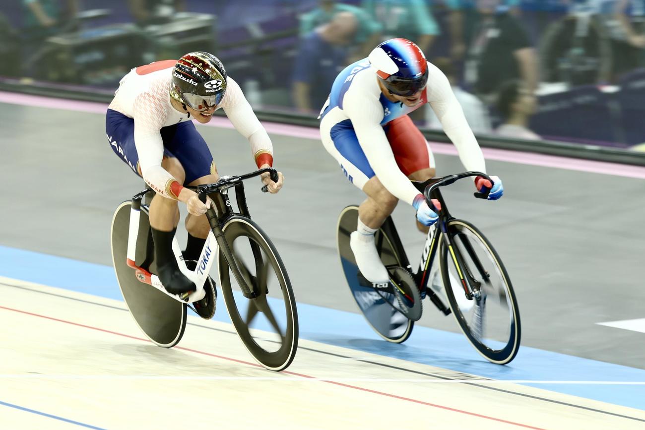 自転車トラックレース男子スプリント1／16決勝敗者復活戦に臨む太田（左）（撮影・河田真司）