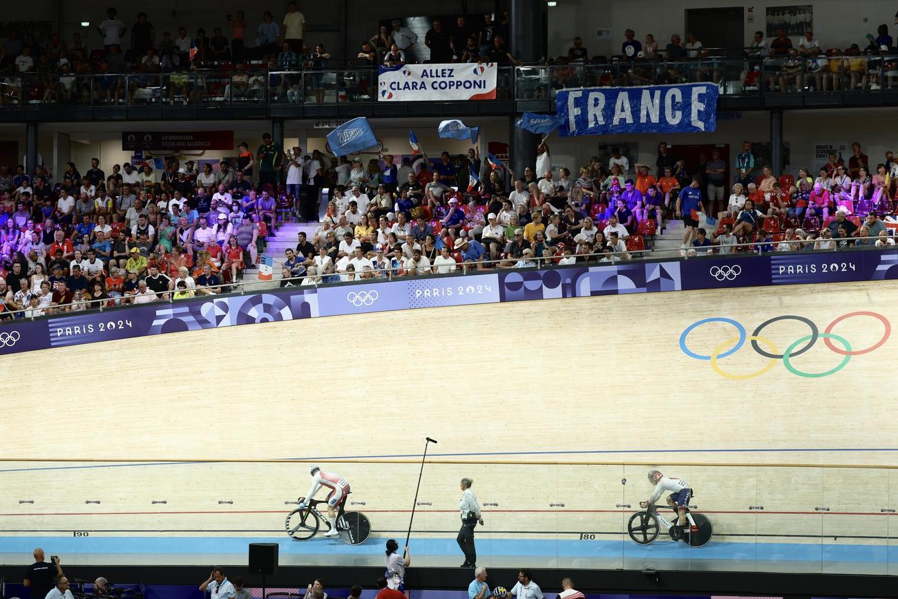 自転車トラックレース男子スプリント1／16決勝敗者復活戦、様子を見る太田（右）（撮影・河田真司）