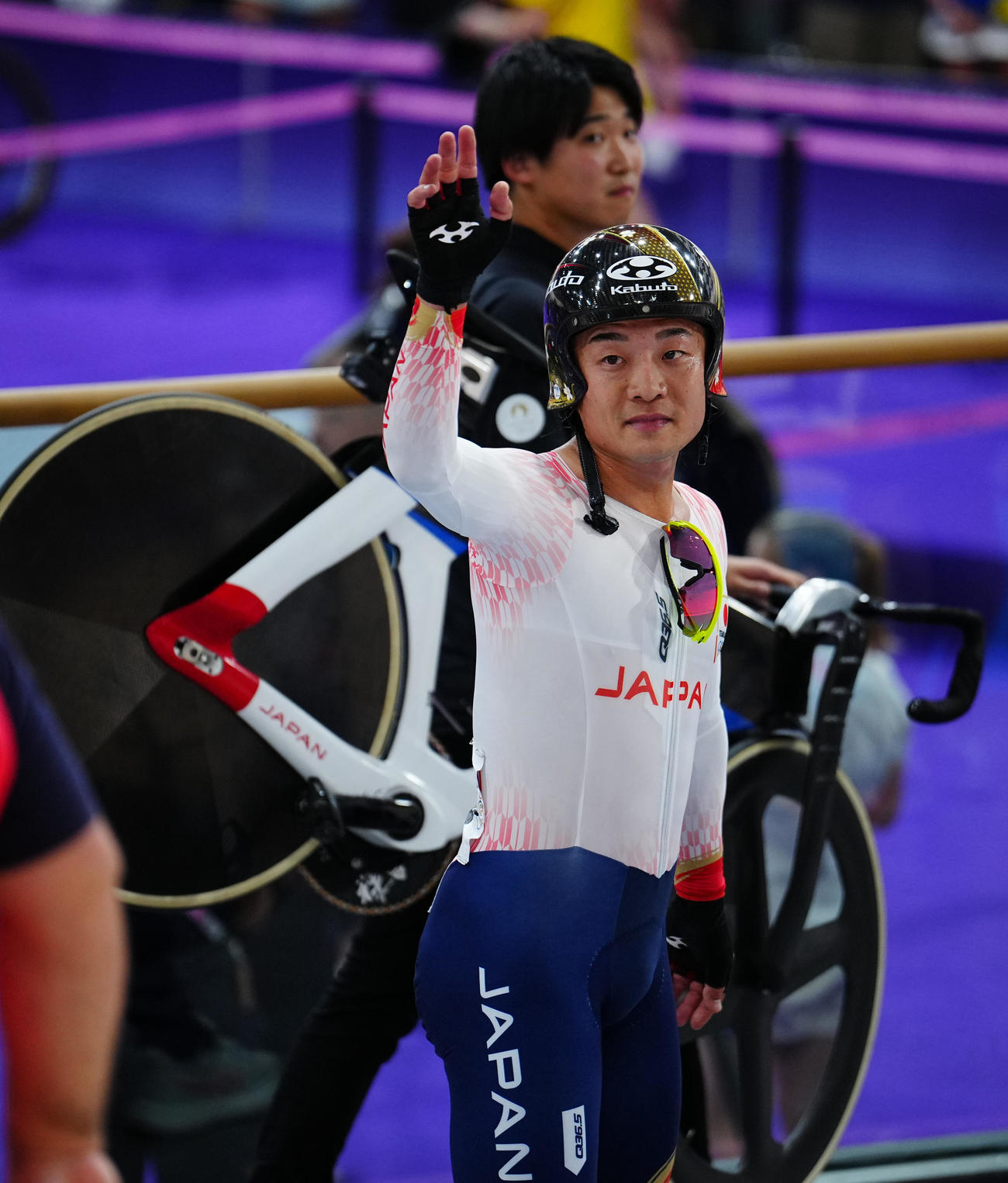 自転車トラック男子オムニアム、全種目を終えスタンドに手を振る窪木（撮影・垰建太）