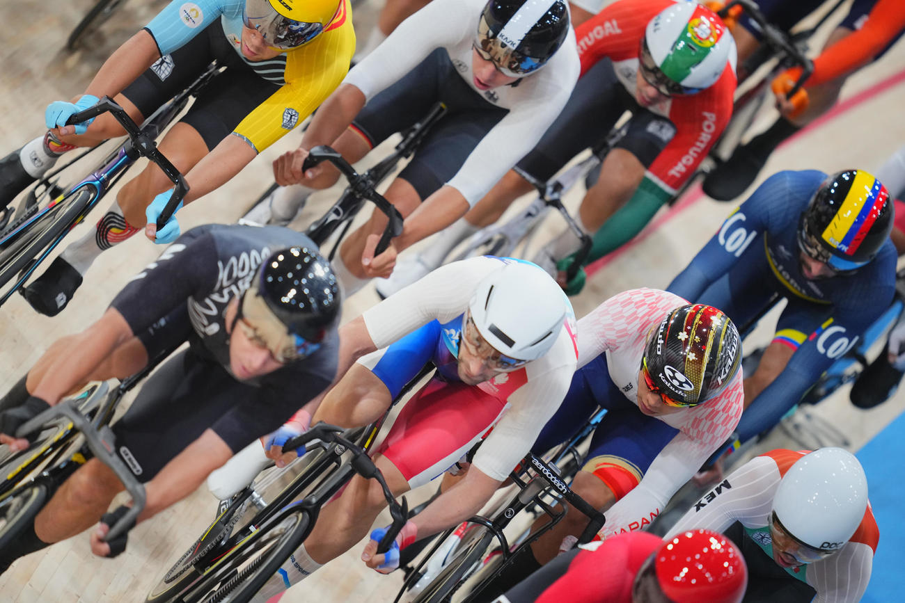自転車トラック男子オムニアム、エリミネーションレースに臨む窪木（右から2人目）（撮影・垰建太）