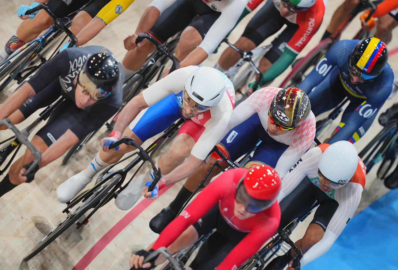 自転車トラック男子オムニアム、エリミネーションレースに臨む窪木（右から2人目）（撮影・垰建太）