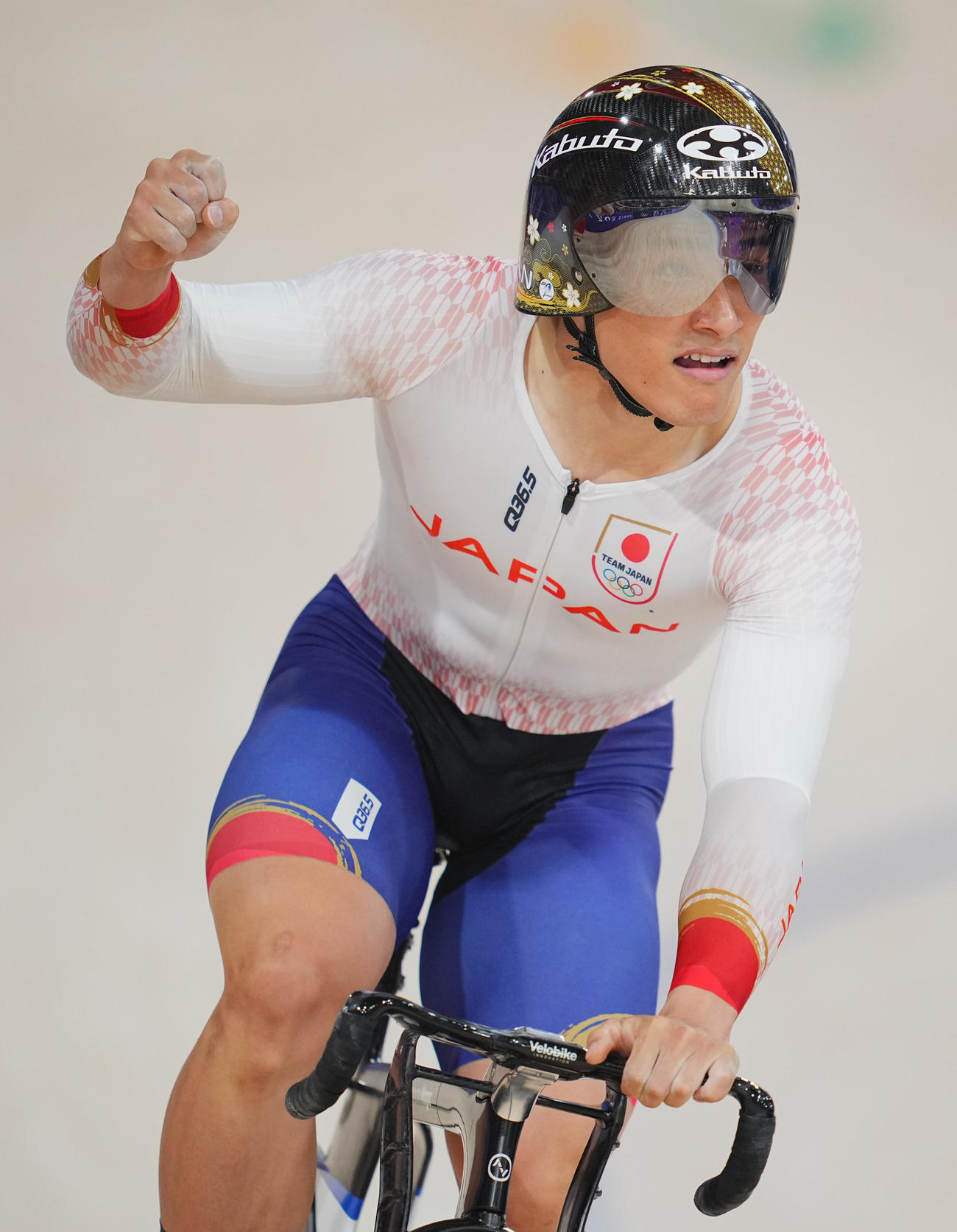 自転車トラック男子スプリント5－8位順位決定戦、1着でゴールしガッツポーズする太田（撮影・垰建太）