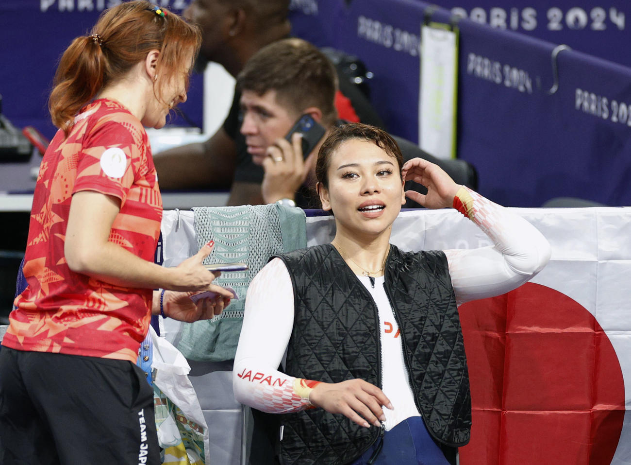 女子スプリント1回戦で敗れた太田りゆ（右）＝パリ郊外（共同）