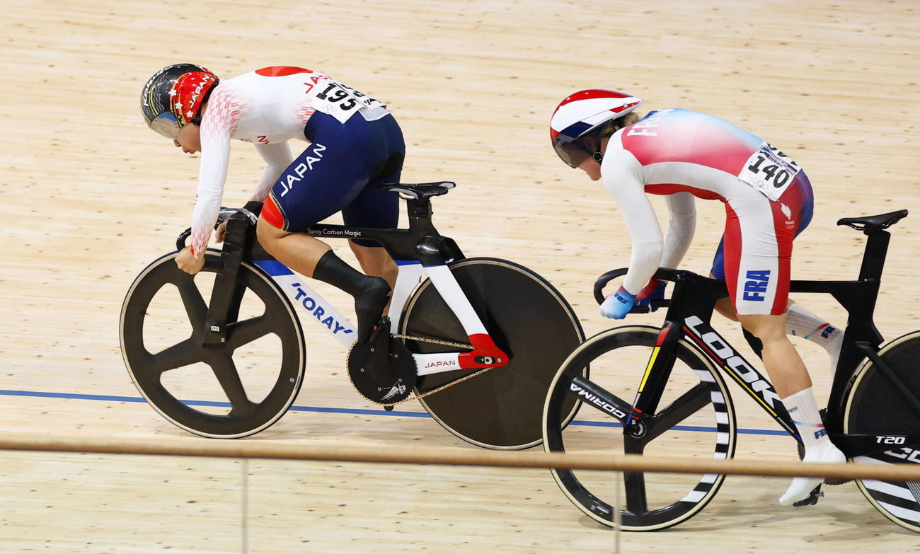 女子スプリント1回戦　フランス選手（右）と競り合う太田りゆ＝パリ郊外（共同）