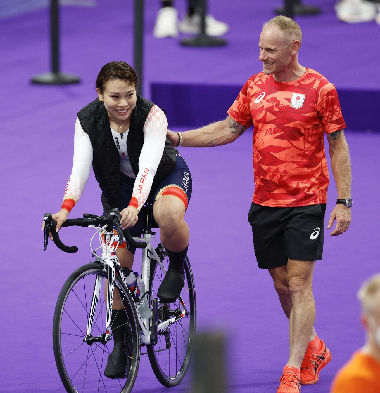 女子スプリント予選を終え、笑顔を見せる太田りゆ（左）＝パリ郊外（共同）