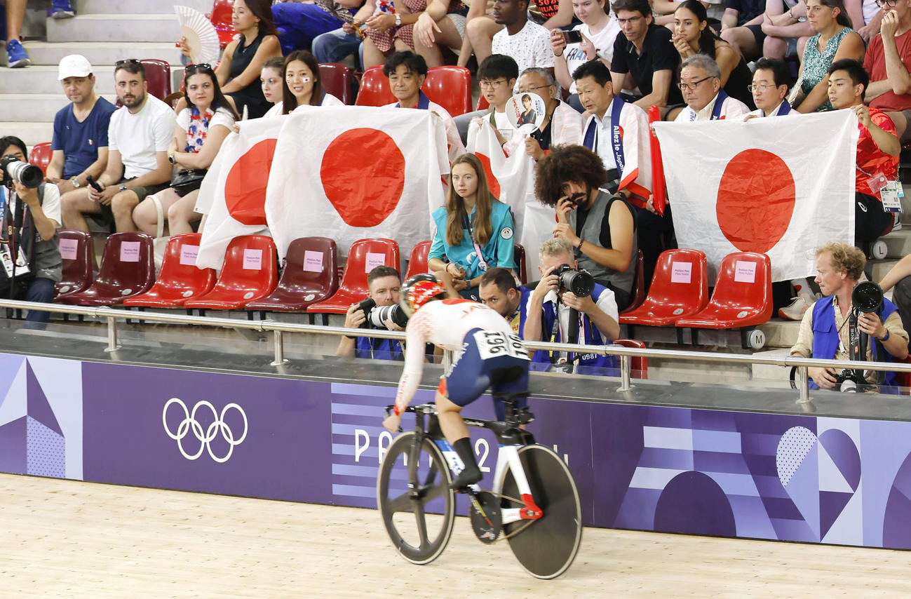 女子スプリント3回戦で佐藤水菜（手前）を応援する観客＝パリ郊外（共同）