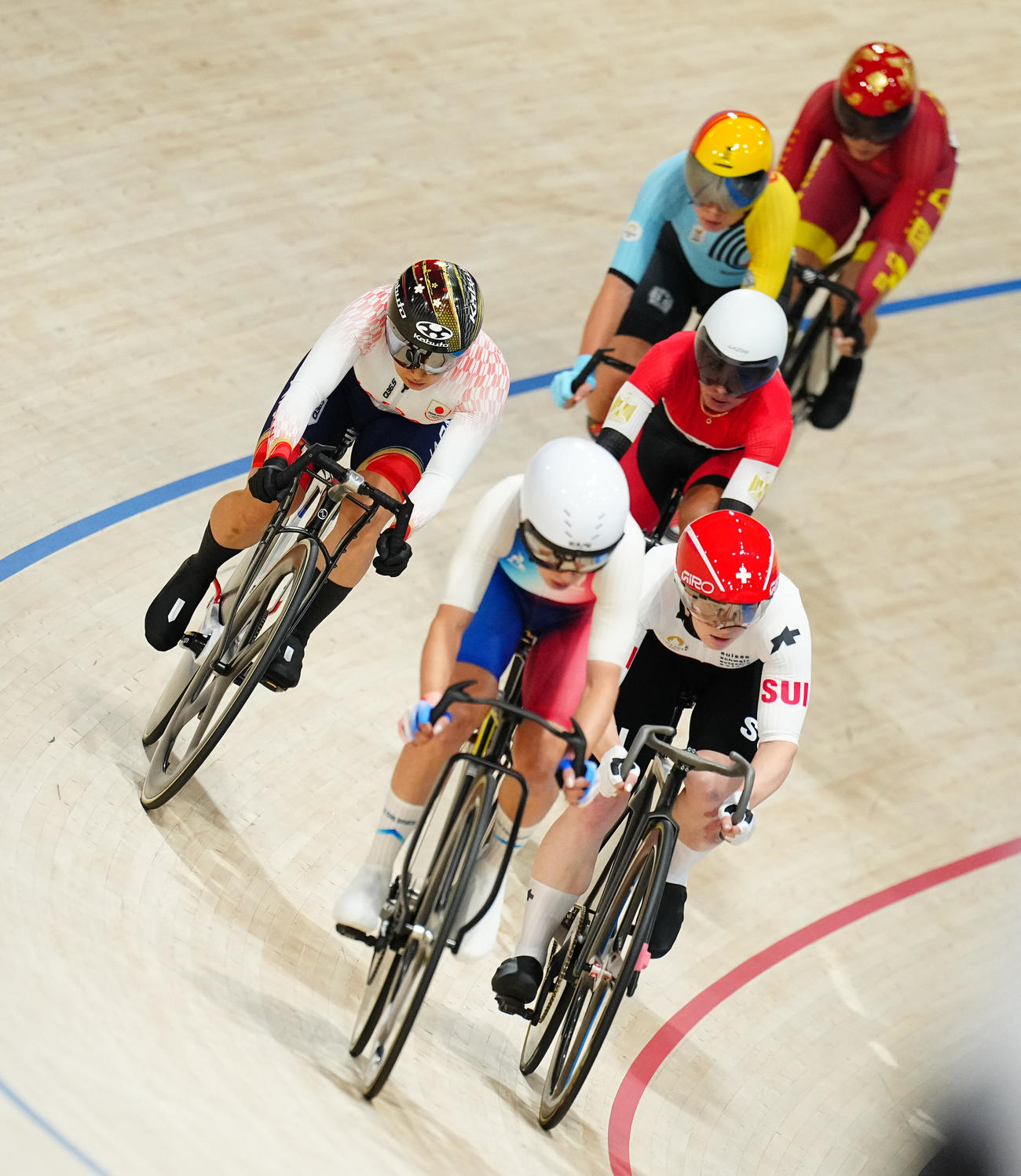 自転車トラック女子オムニアム、スクラッチレースに臨む梶原（左）（撮影・垰建太）