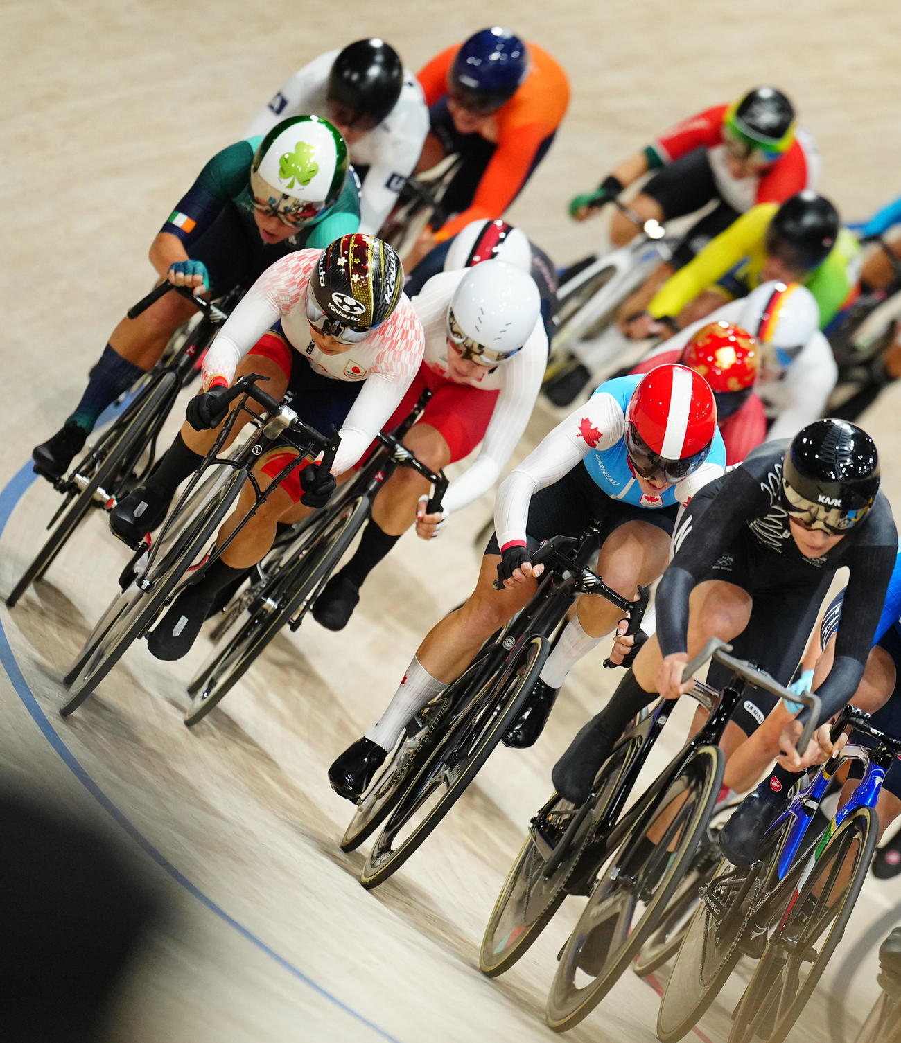 自転車トラック女子オムニアム、スクラッチレースに臨む梶原（左）（撮影・垰建太）