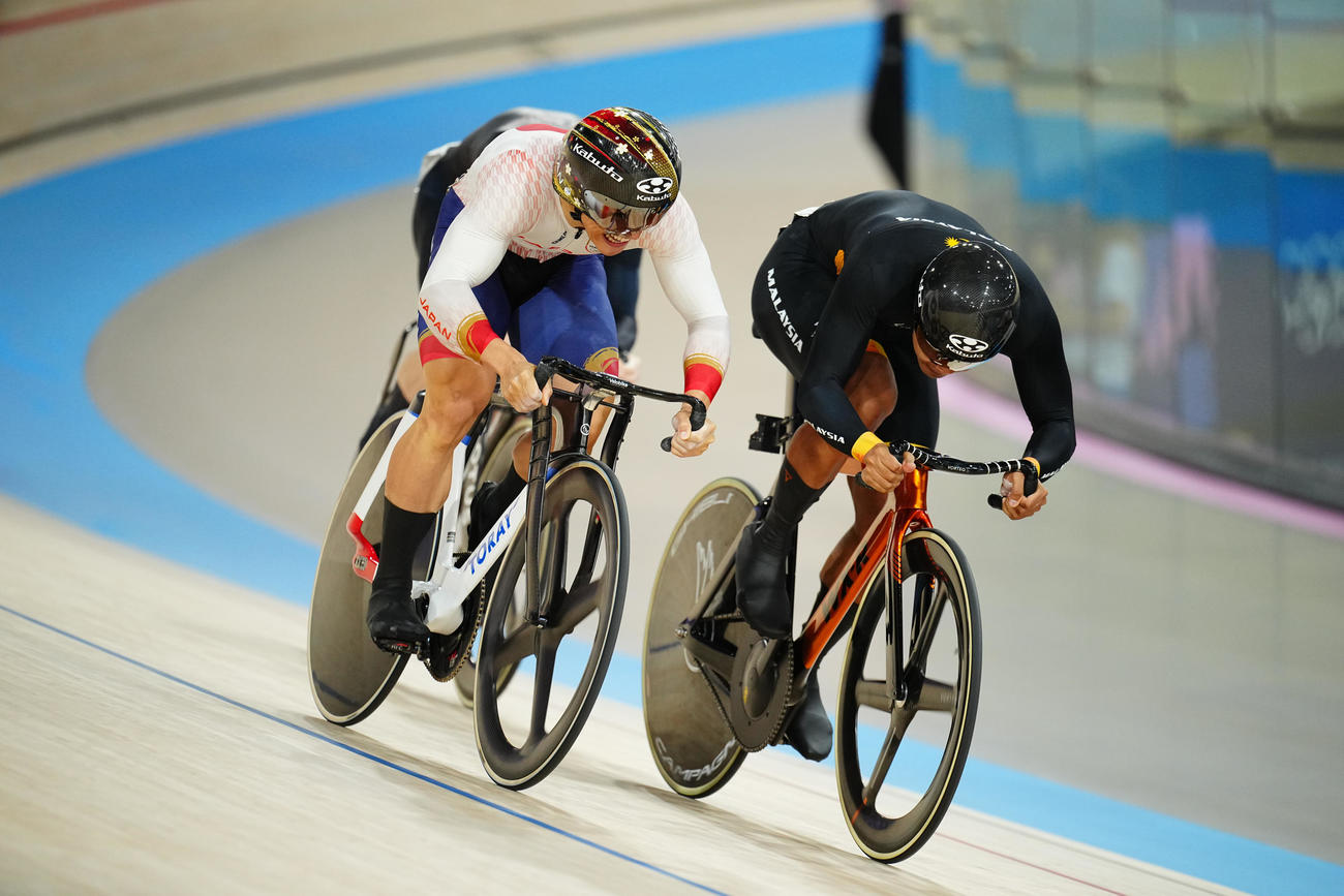 自転車男子ケイリン準決勝に臨む太田（左）（撮影・垰建太）