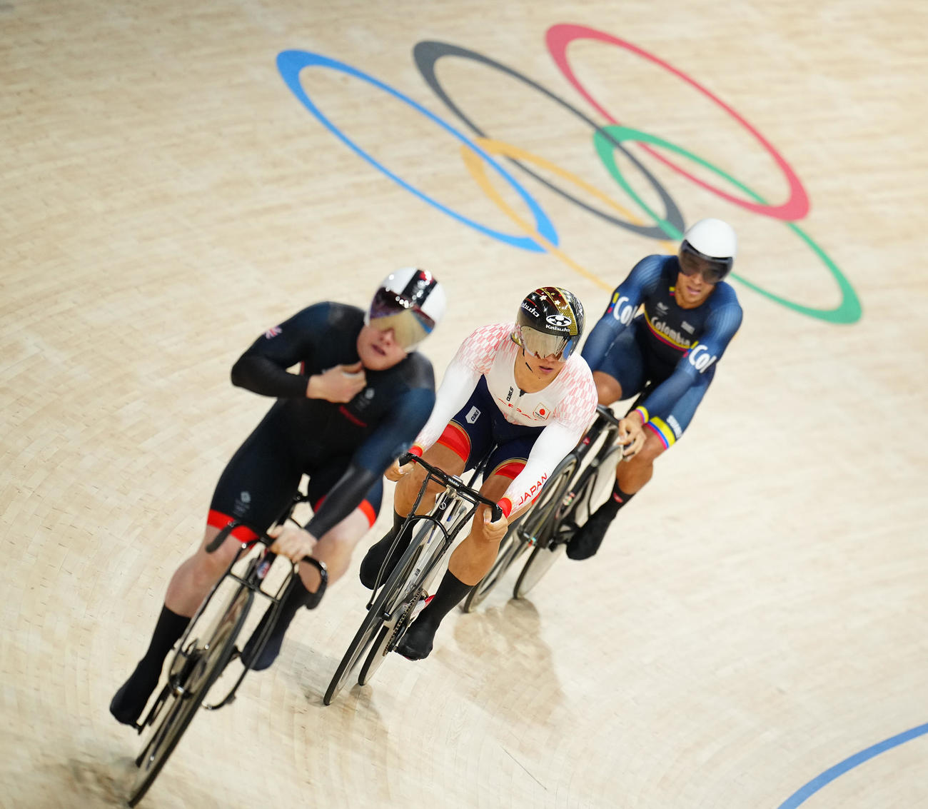 自転車男子ケイリン準決勝、決勝進出した中野（中央）（撮影・垰建太）