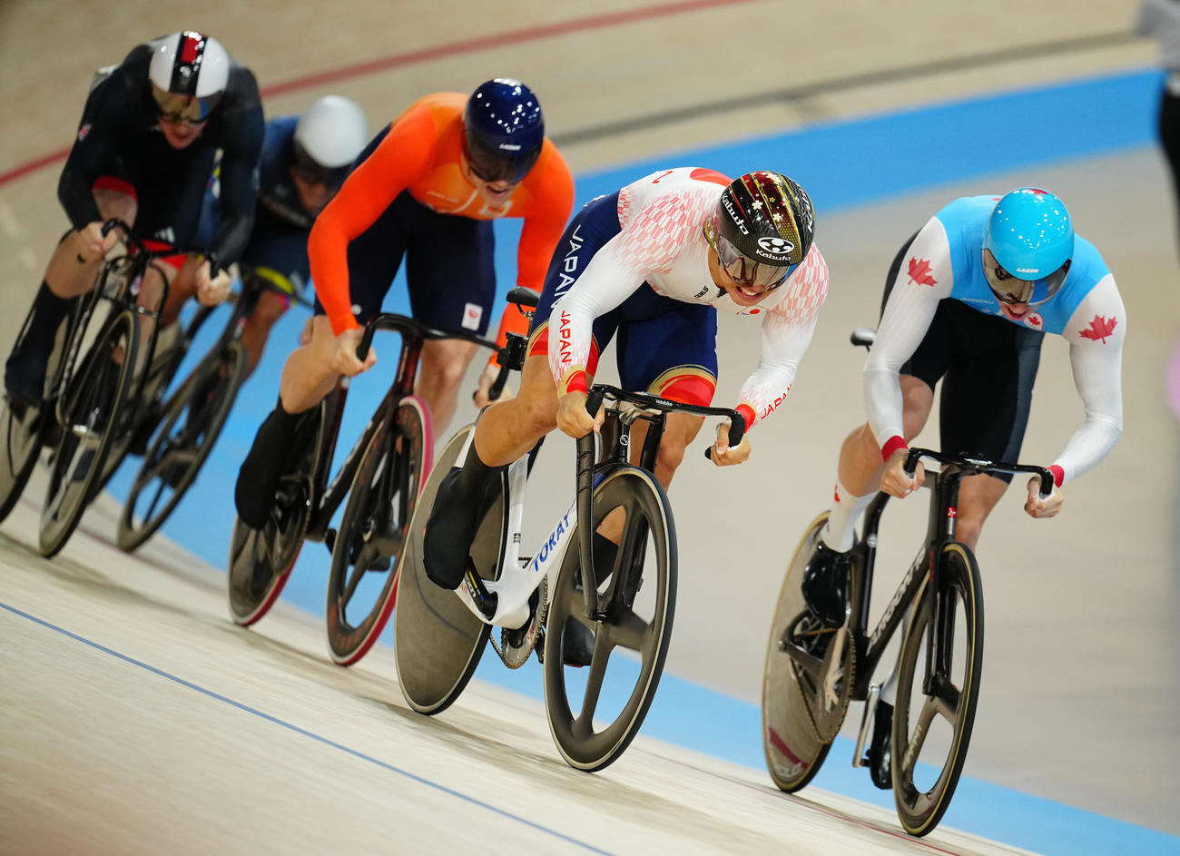 自転車トラック男子ケイリン準々決勝、力走する中野（中央）（撮影・垰建太）