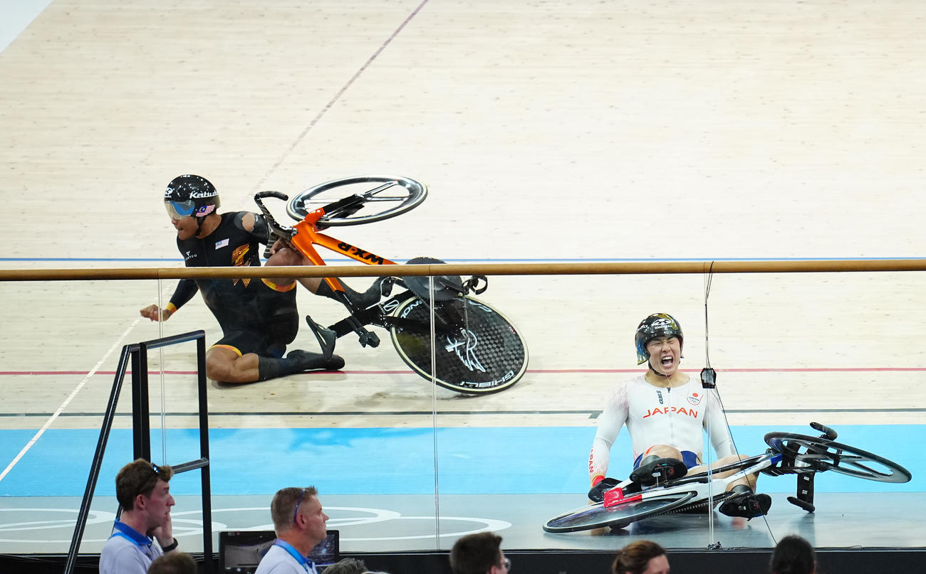自転車男子ケイリン決勝、ゴール前で接触し落車する中野（下）（撮影・垰建太）