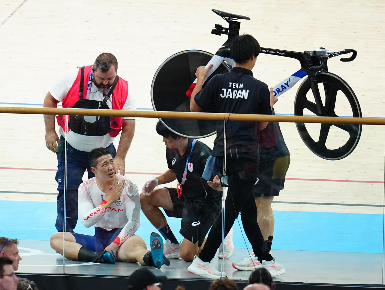 自転車男子ケイリン決勝、ゴール前で接触し落車し負傷する中野（左下）（撮影・垰建太）