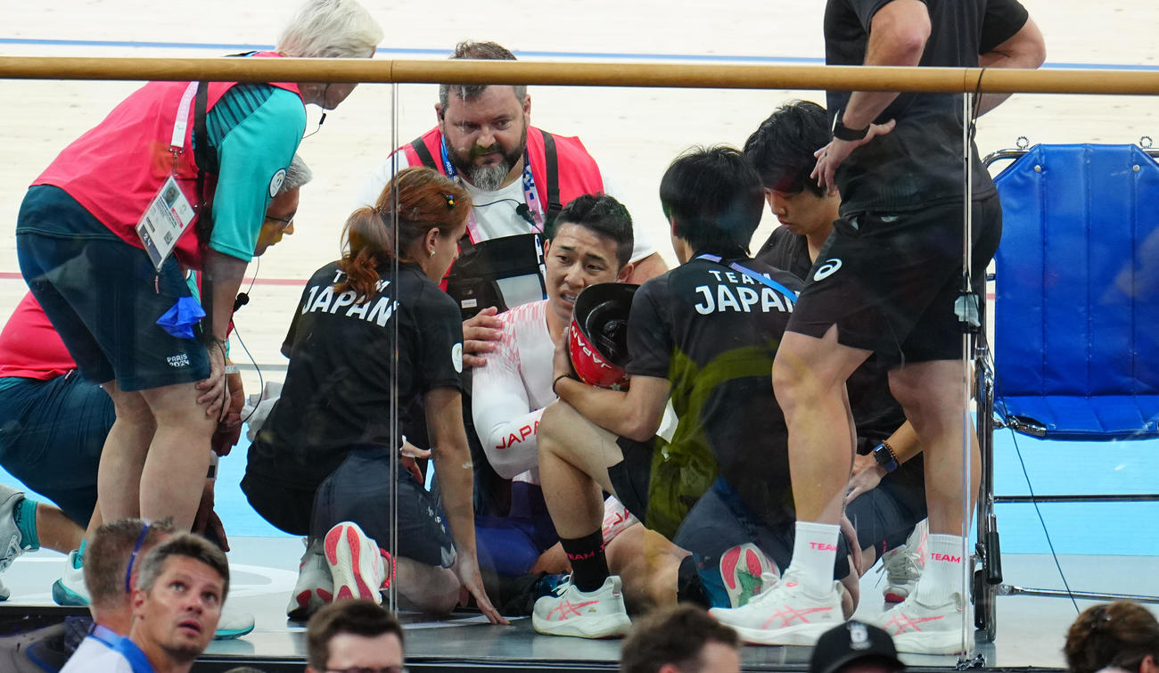自転車男子ケイリン決勝、ゴール前で接触し落車し負傷する中野（中央）（撮影・垰建太）