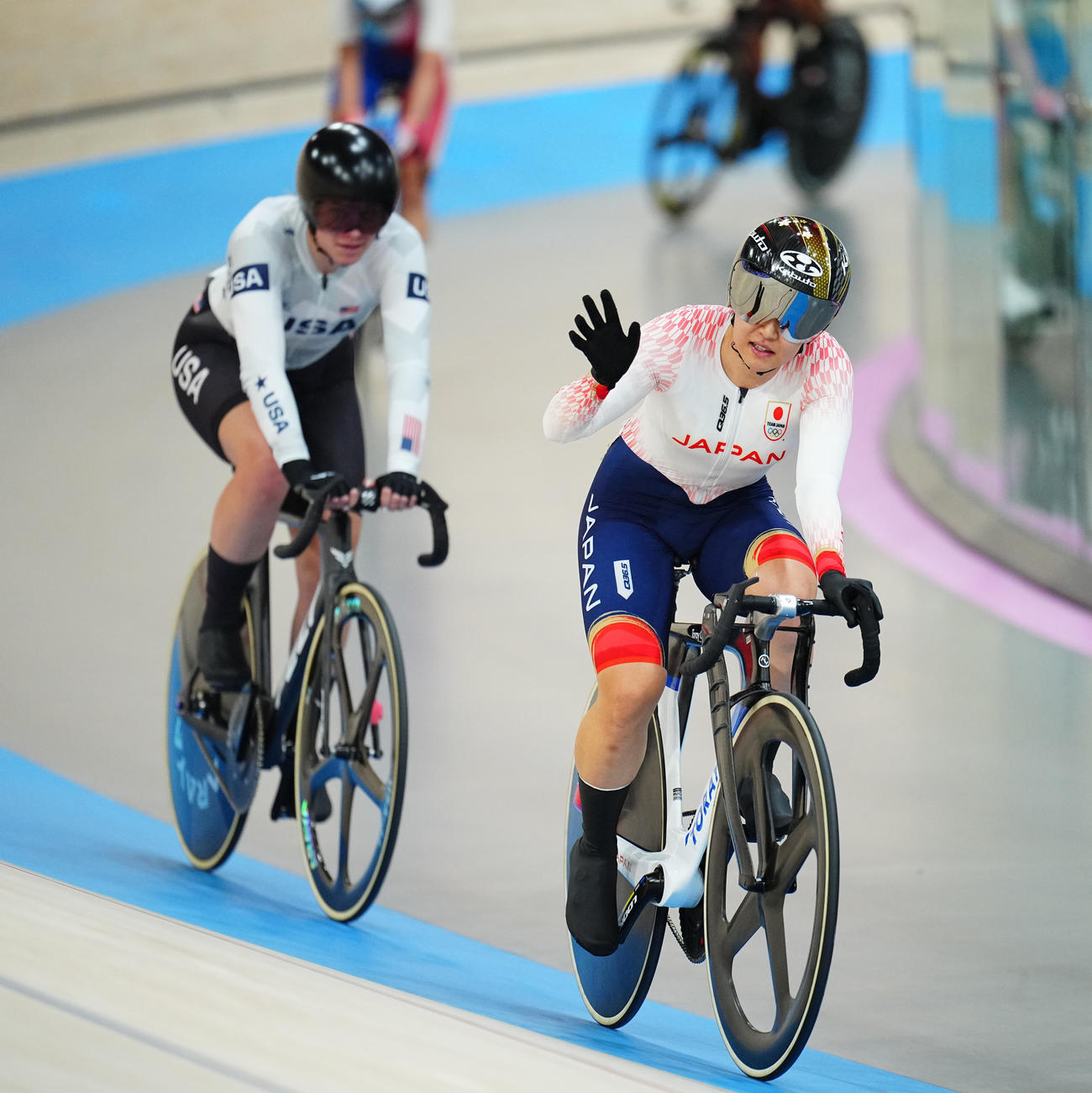 自転車トラック女子オムニアム、ポイントレースを終えスタンドに手を振る梶原（右）（撮影・垰建太）