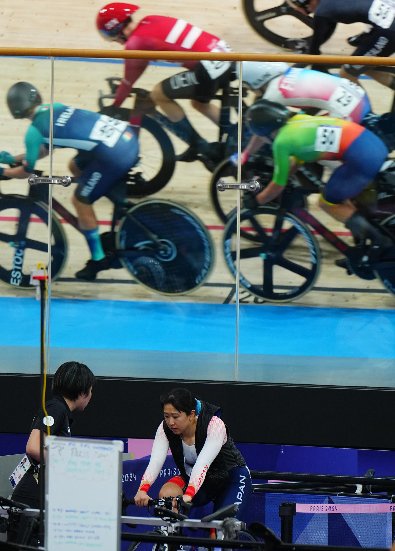 自転車女子オムニアム、エリミネーションレースの途中レースを離脱しクールダウンする梶原悠未（下）（撮影・垰建太）