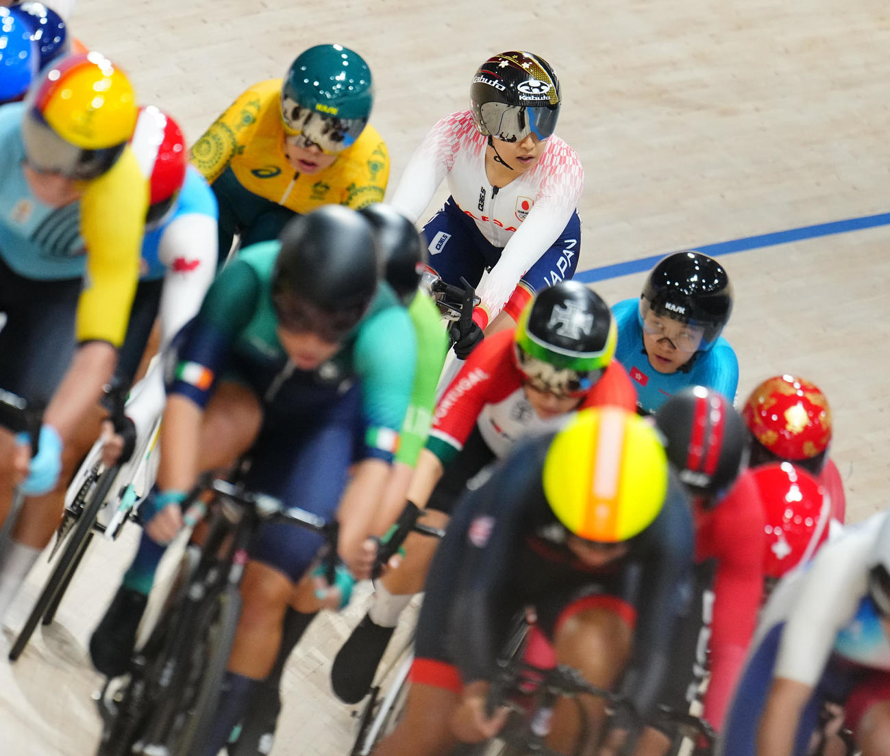 自転車女子オムニアム、エリミネーションレースの途中レースから離脱する梶原（後方）（撮影・垰建太）