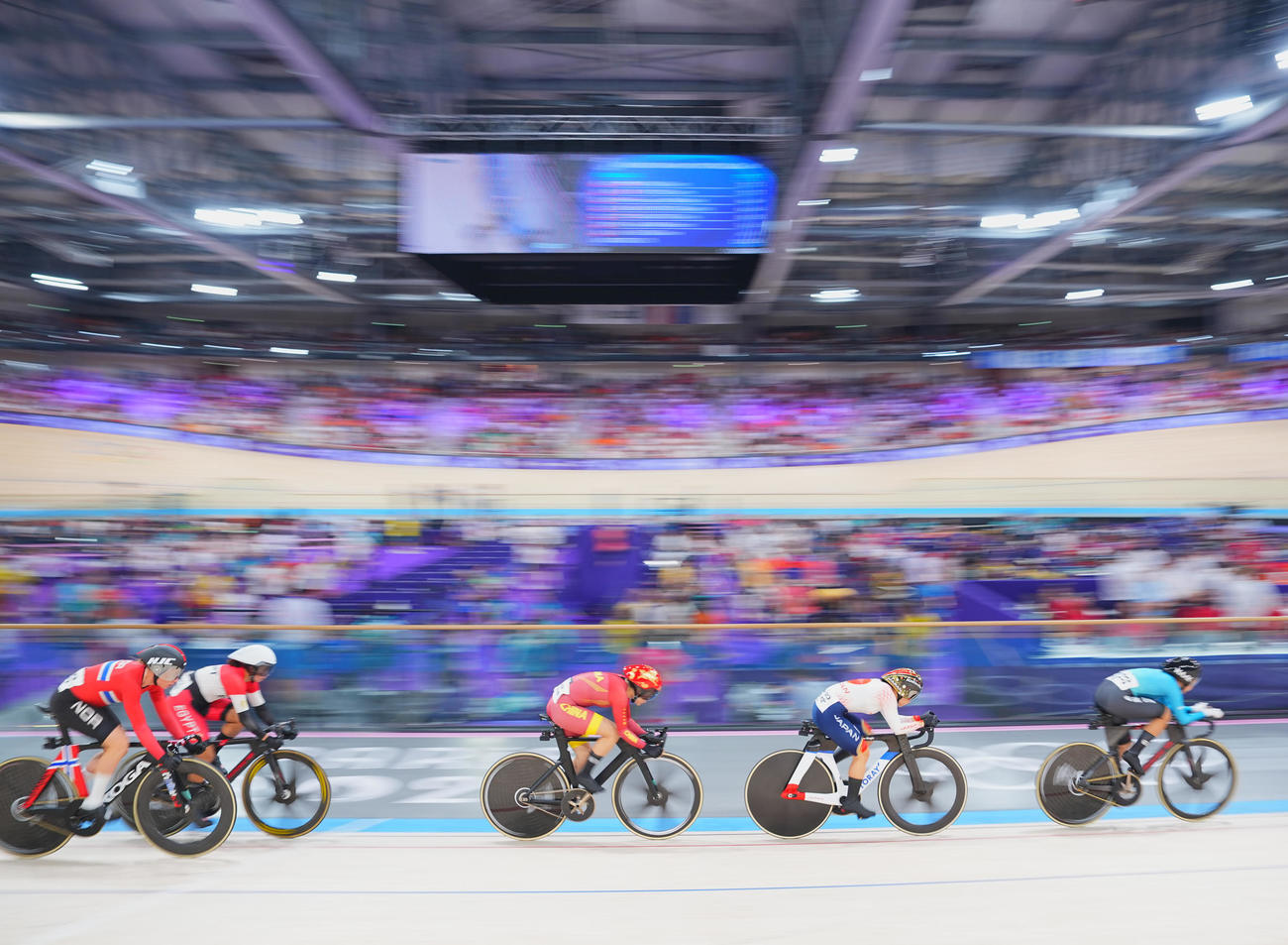 自転車トラック女子オムニアム、ポイントレースに臨む梶原（右から2人目）（撮影・垰建太）