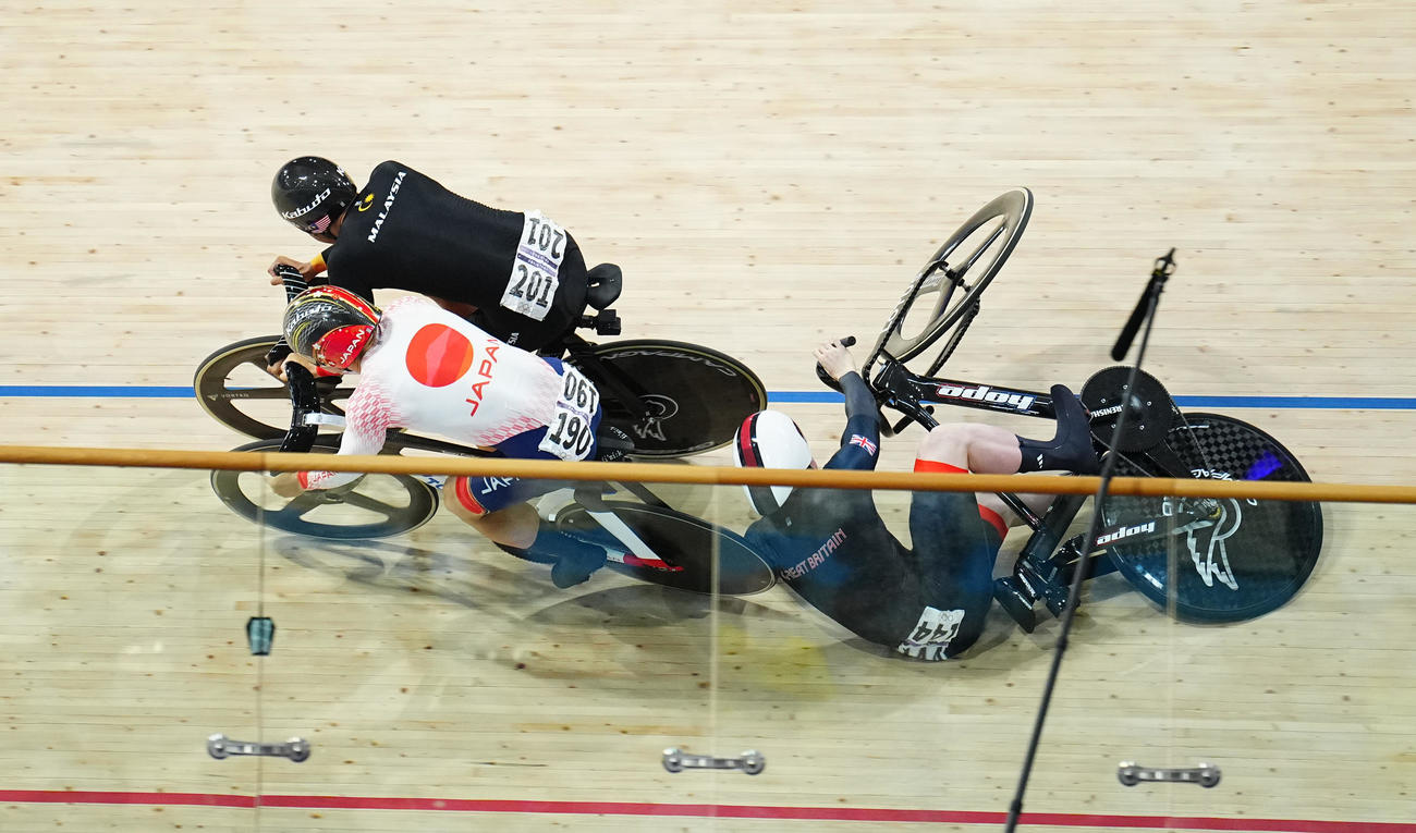 自転車男子ケイリン決勝、ゴール前で接触し落車する中野（左下）（撮影・垰建太）