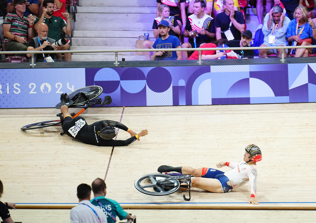 自転車男子ケイリン決勝、ゴール前で接触し落車する中野（下）（撮影・垰建太）