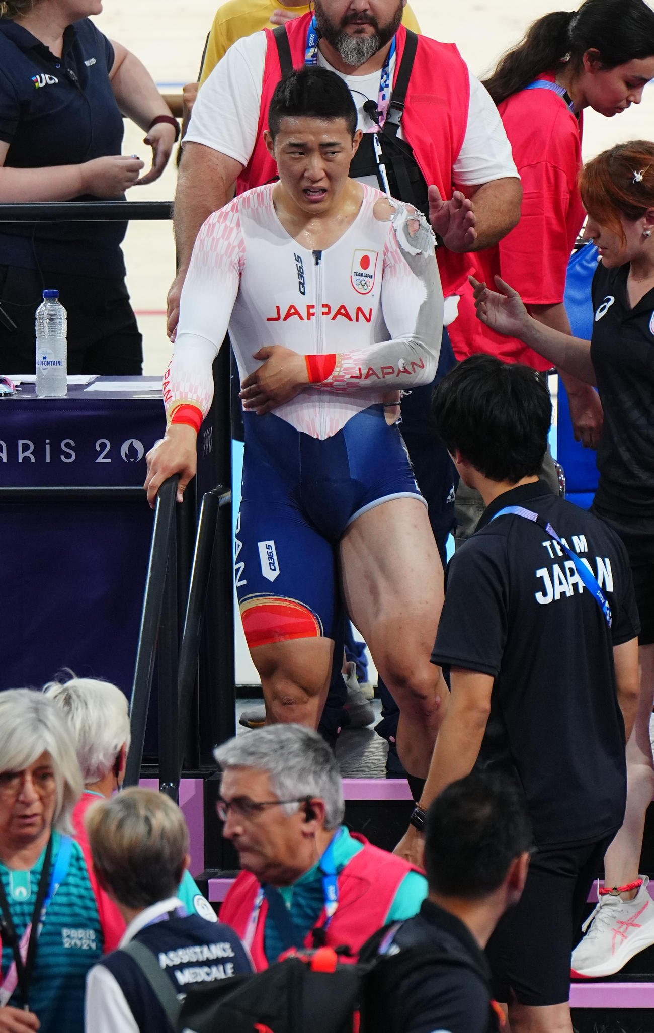 自転車男子ケイリン決勝、ゴール前で接触し落車し負傷した中野（中央）は医務室へ向かう