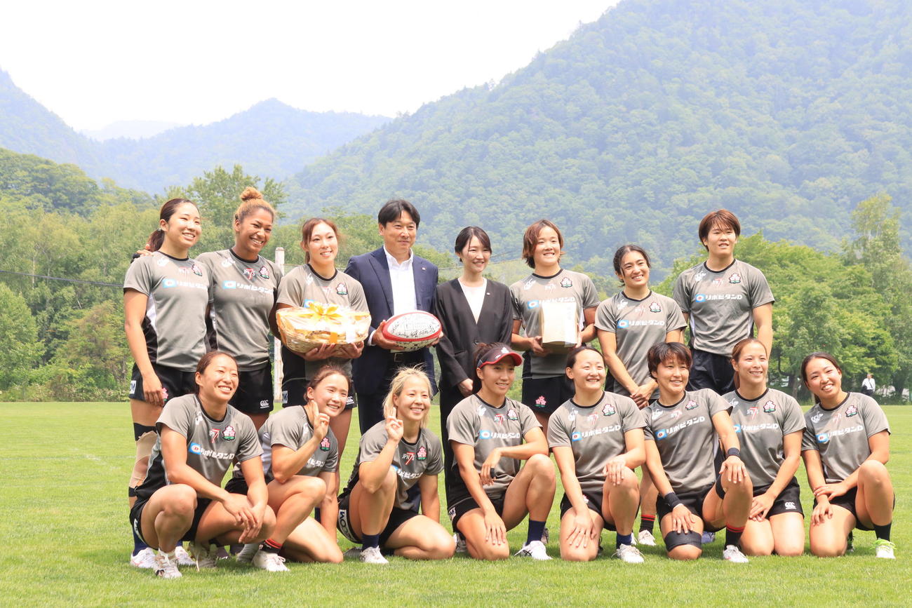 ラグビー7人制女子パリ五輪代表候補合宿に参加する三枝（前列左端）（撮影・保坂果那）