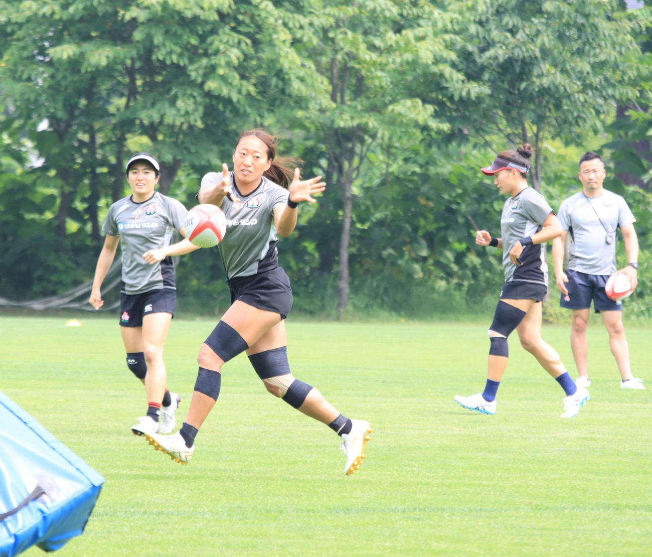 ラグビー7人制女子パリ五輪代表候補合宿に参加する三枝（左から2人目）（撮影・保坂果那）
