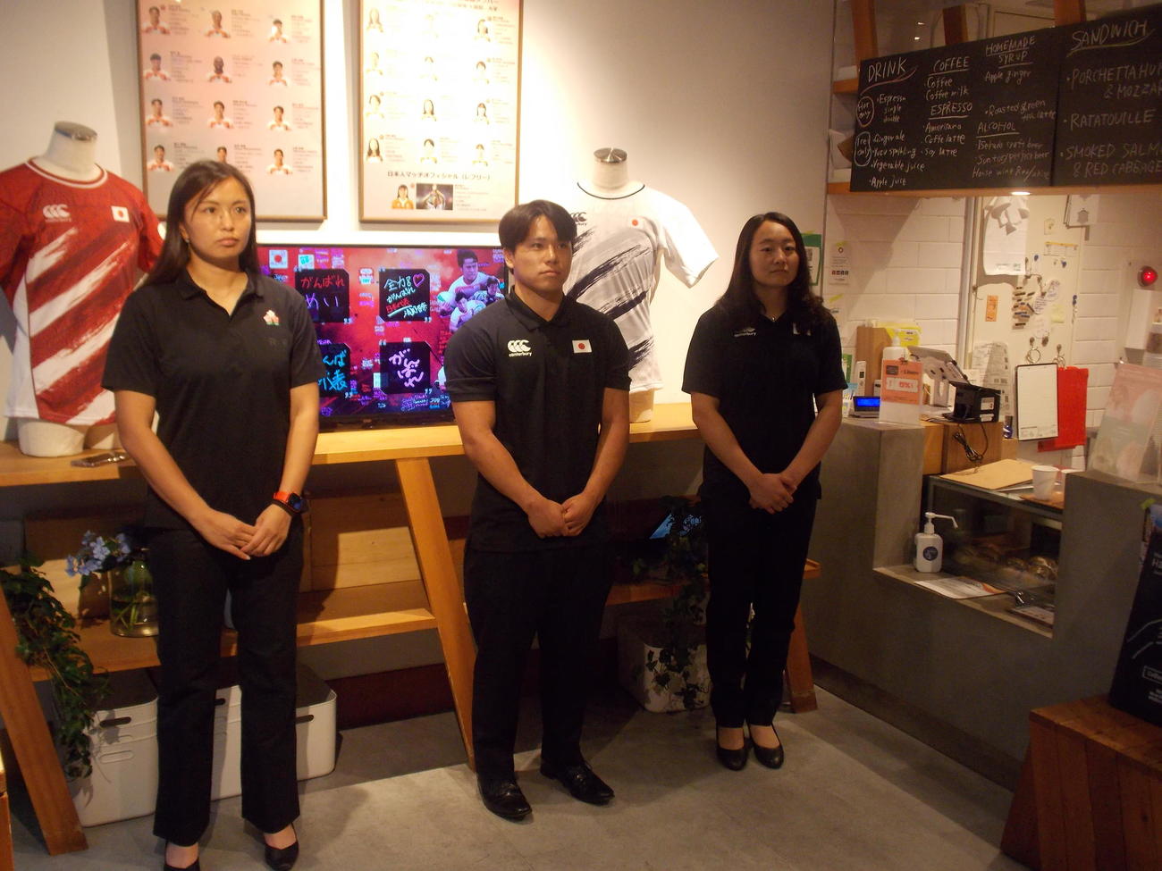 東京・丸の内に期間限定設置された応援ブースに来場した右からパリ五輪7人制女子日本代表の平野優芽主将、男子代表の石田吉平主将、桑井亜乃レフェリー（撮影・松本航）