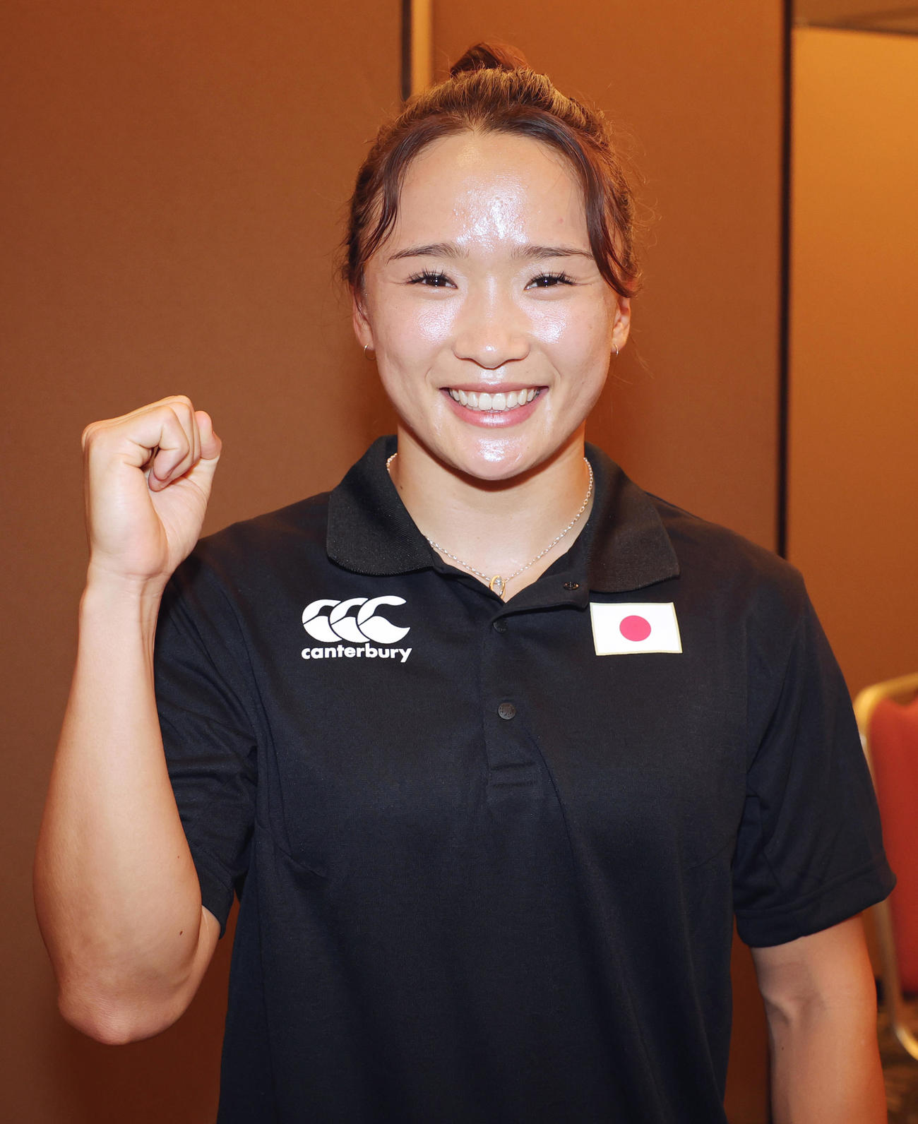 パリ五輪に向けた会見に出席し、笑顔でガッツポーズの7人制ラグビー女子日本代表の原（撮影・野上伸悟）