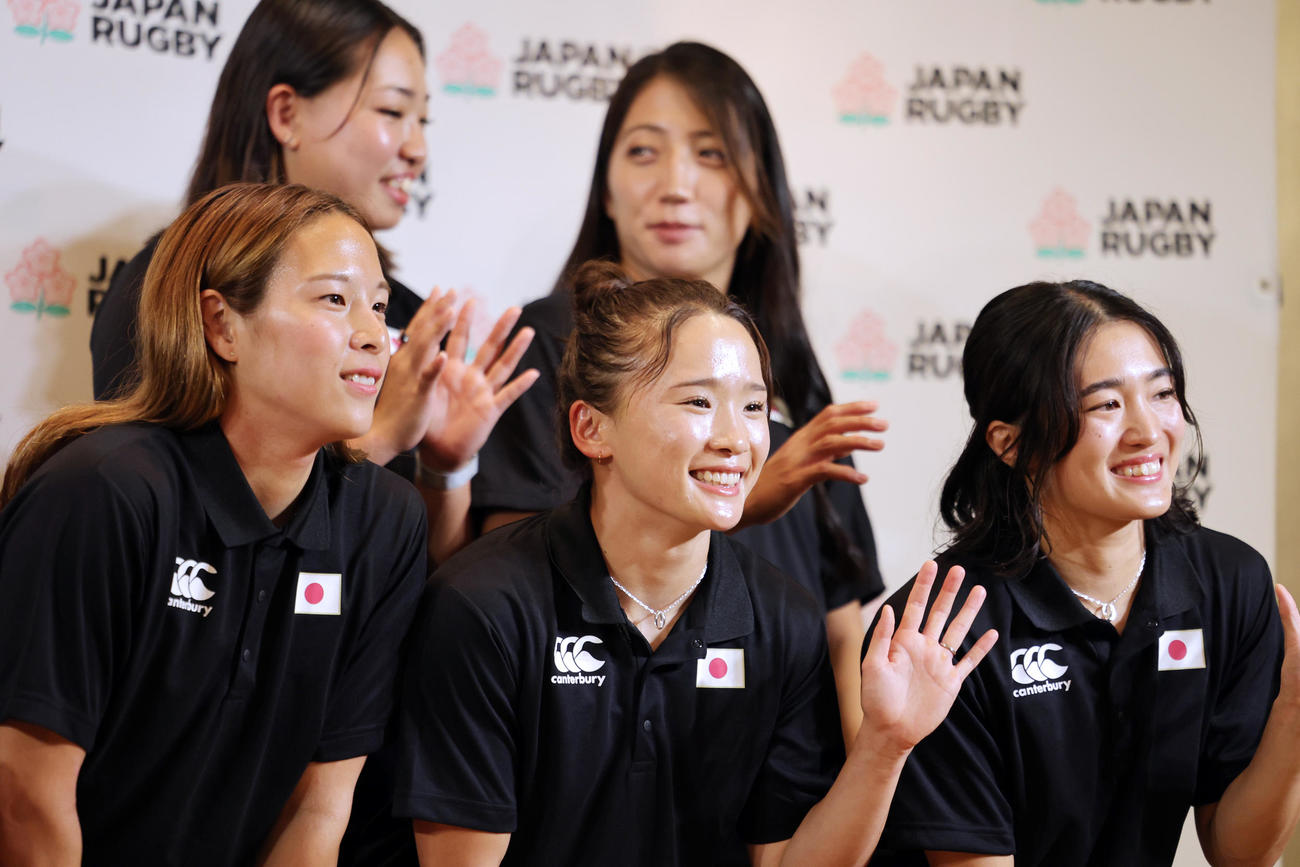 パリ五輪に向けた会見に出席し笑顔を見せる、前列左から7人制ラグビー女子日本代表の内海、原、堤ら（撮影・野上伸悟）