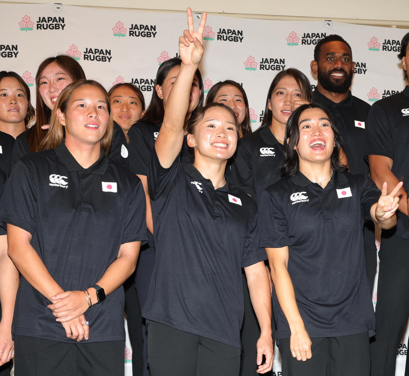 パリ五輪に向けた会見に出席し笑顔でVサインの7人制ラグビー女子日本代表の原（前列中央）。同左は内海、右は堤（撮影・野上伸悟）