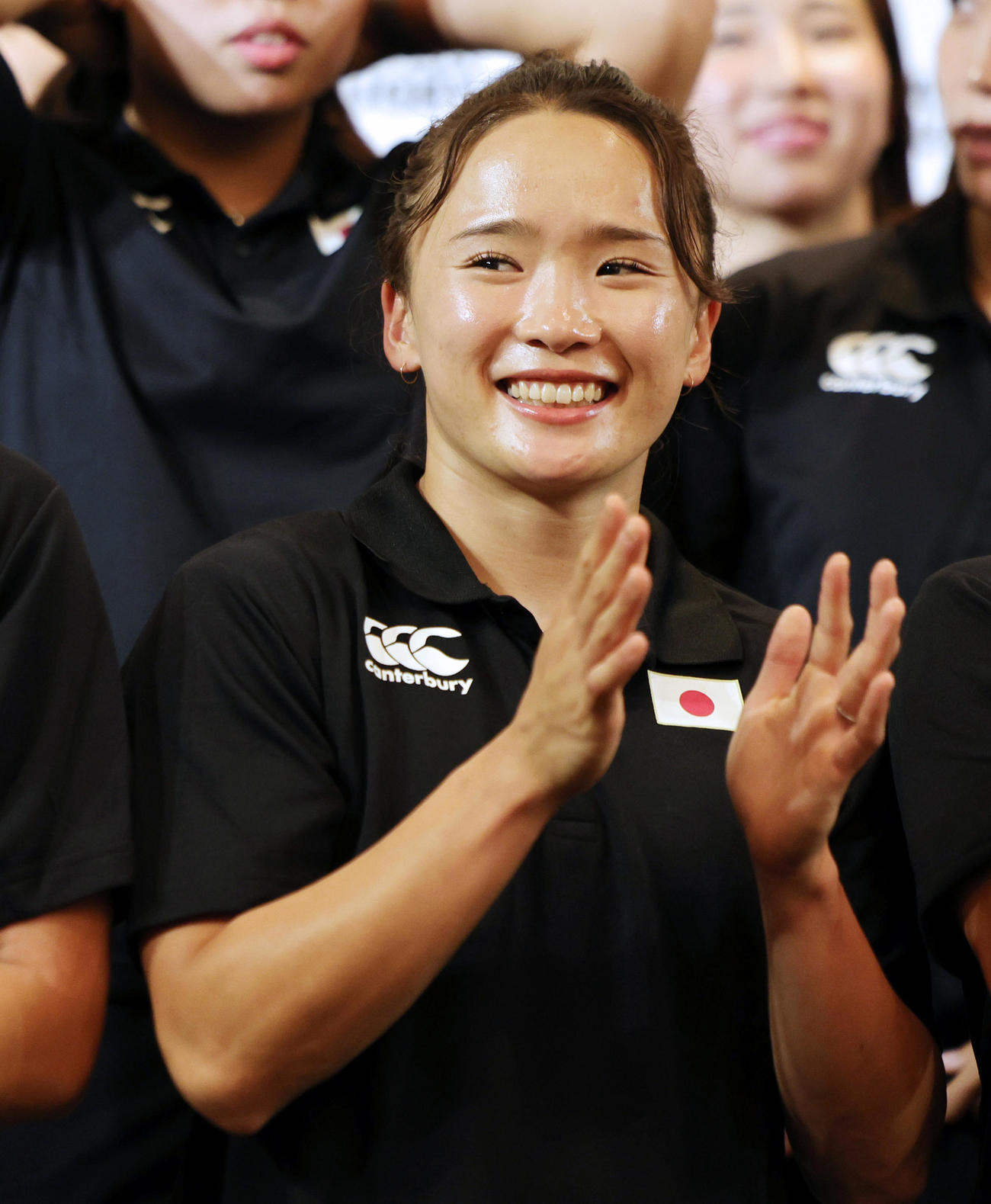 パリ五輪に向けた会見に出席し、笑顔を見せる7人制ラグビー女子日本代表の原（撮影・野上伸悟）