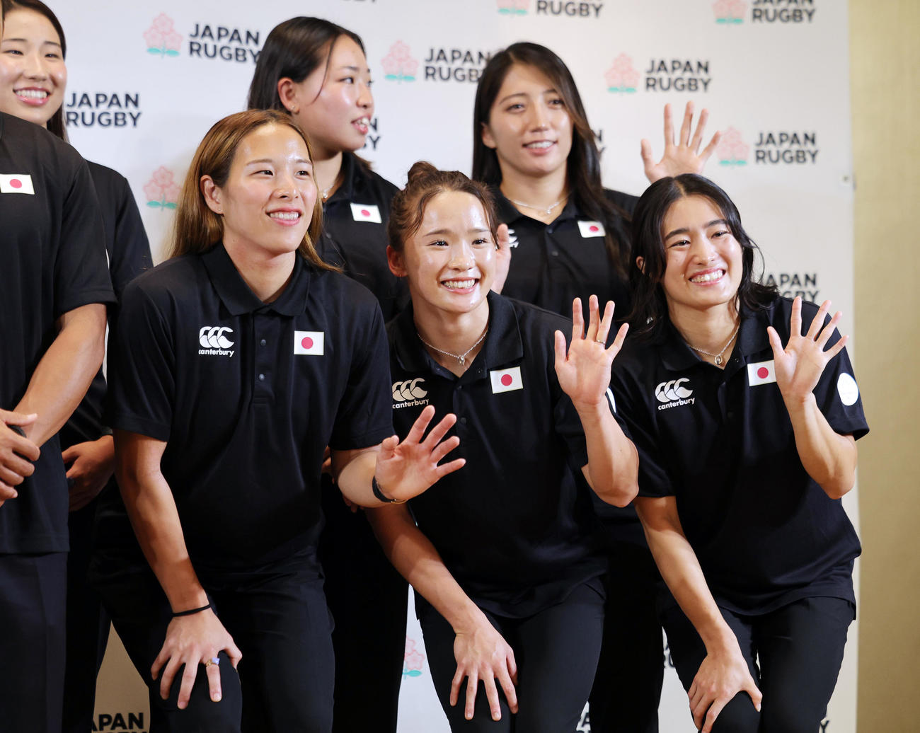 パリ五輪に向けた会見に出席し笑顔を見せる、前列左から7人制ラグビー女子日本代表の内海、原、堤ら（撮影・野上伸悟）