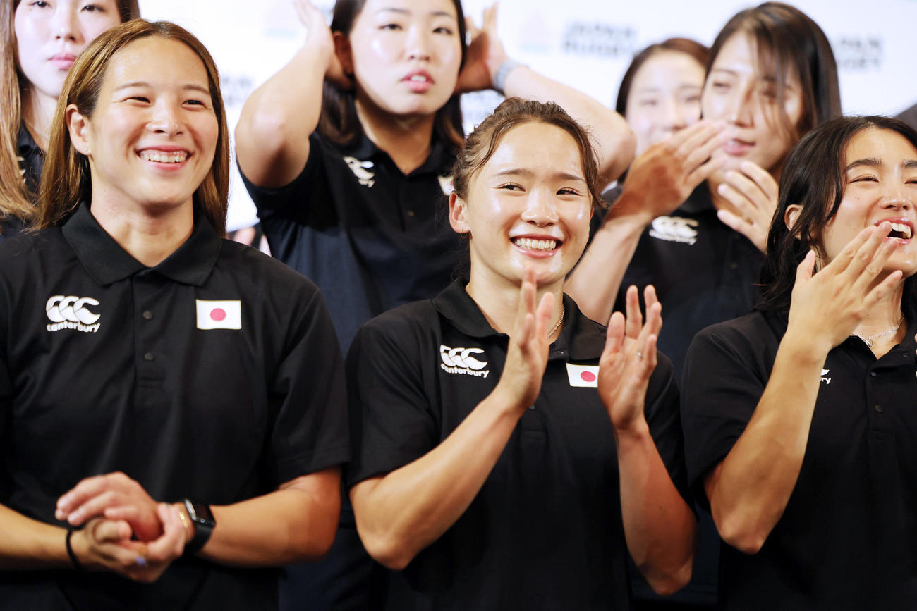パリ五輪に向けた会見に出席し、笑顔を見せる7人制ラグビー女子日本代表の原。左は内海、右は堤（撮影・野上伸悟）