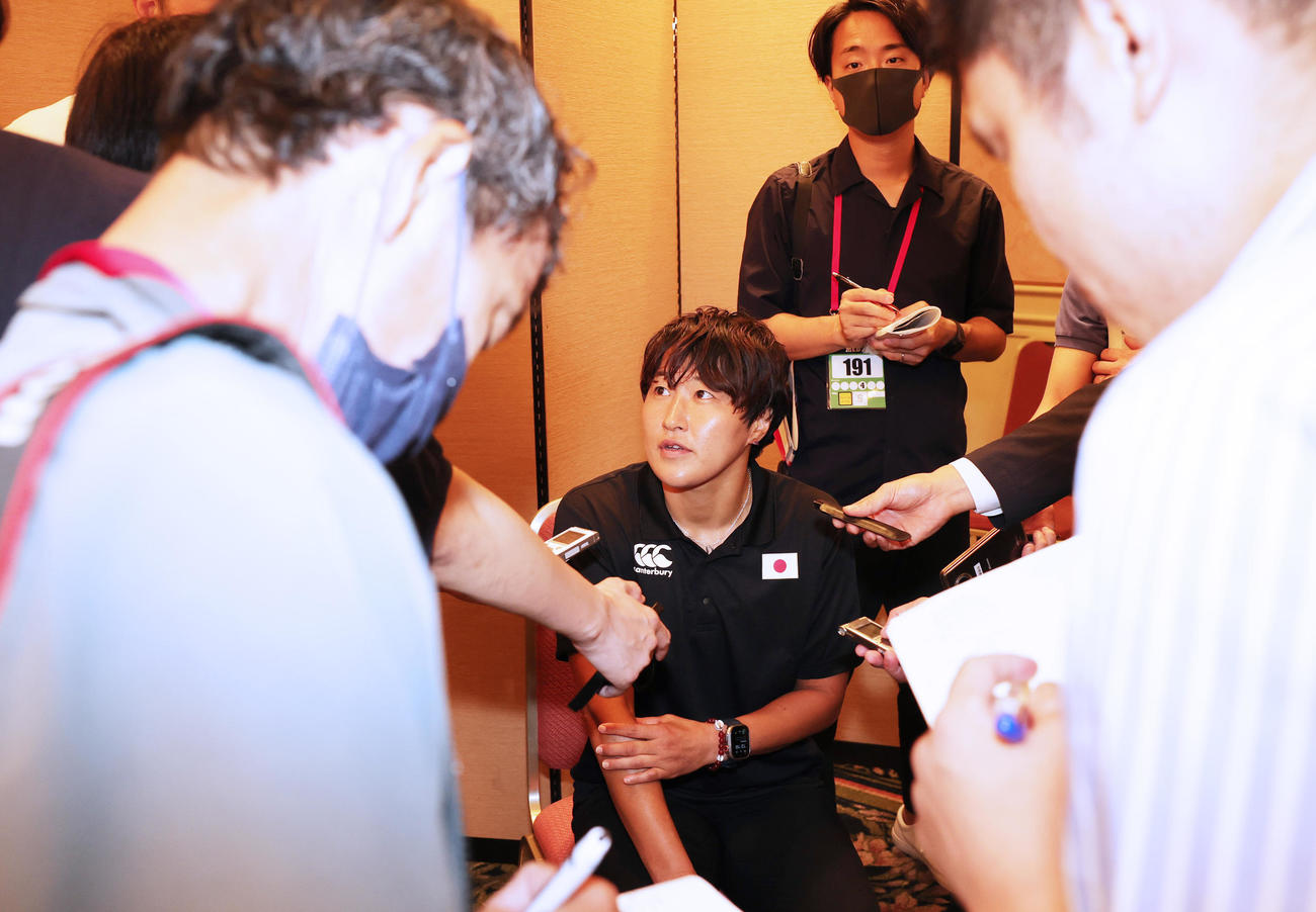 取材対応するパリ五輪の7人制ラグビー女子日本代表の中村知春