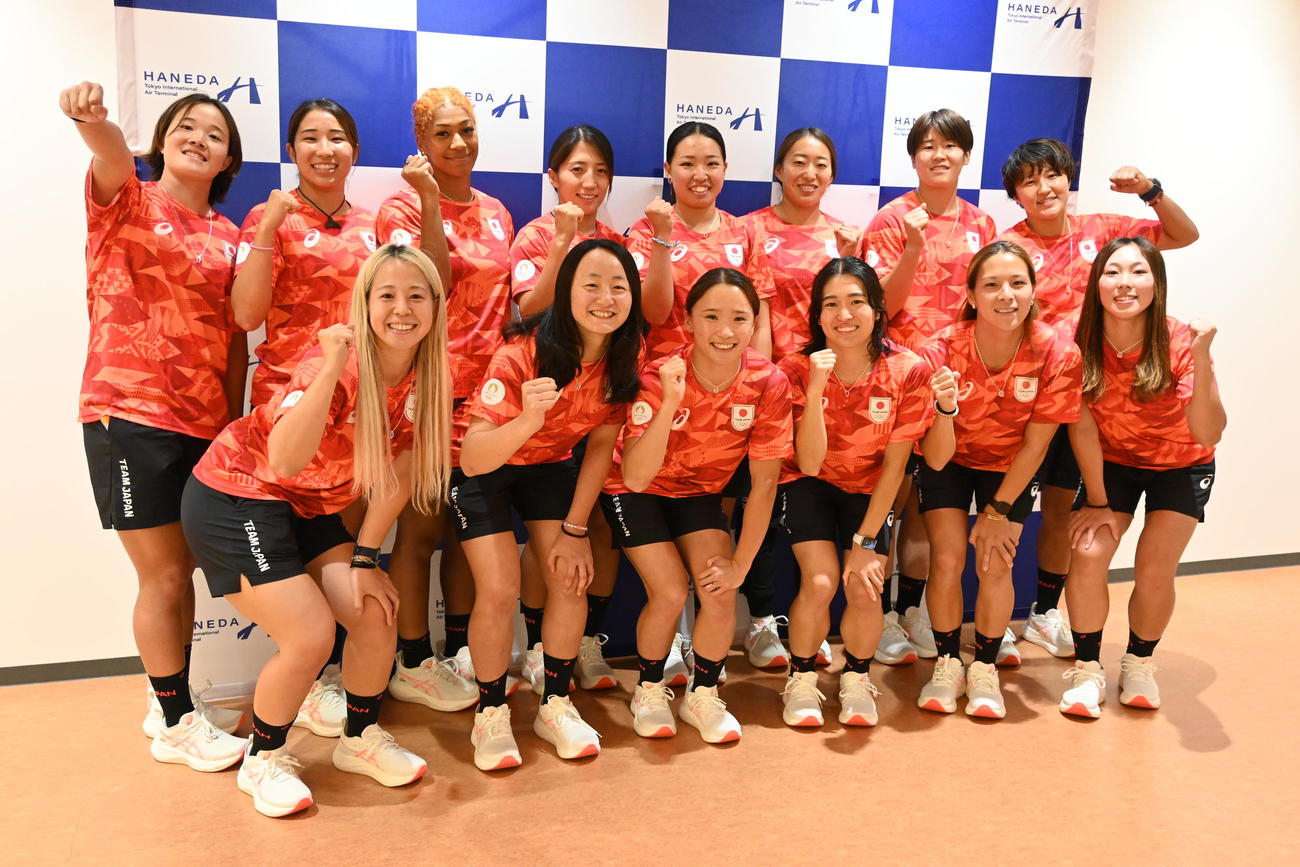 パリ五輪へ意気込む平野主将（前列左から2人目）らラグビー7人制女子日本代表（撮影・飯岡大暉）