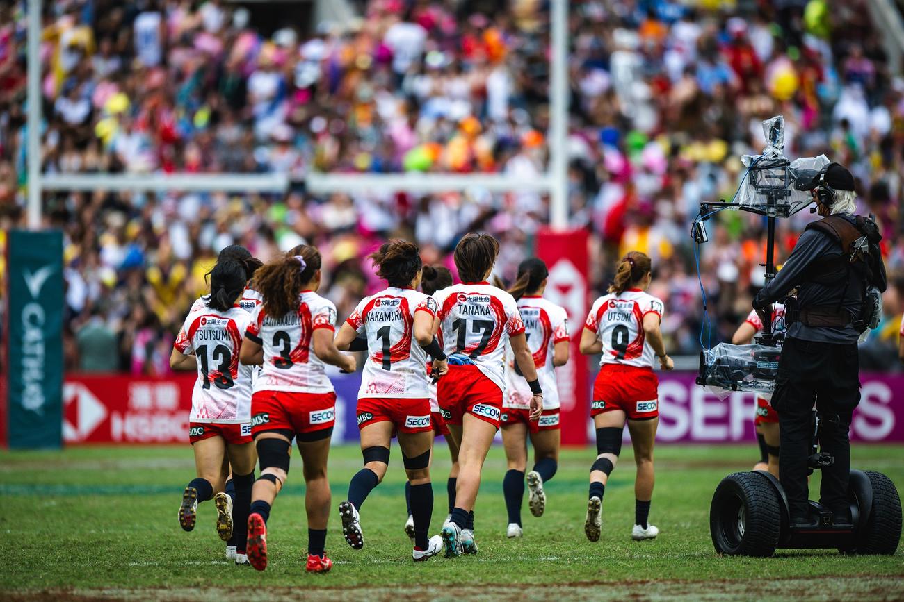 24年4月、SVNS香港大会オーストラリア戦のフィールドに向かう女子日本代表（C）JRFU