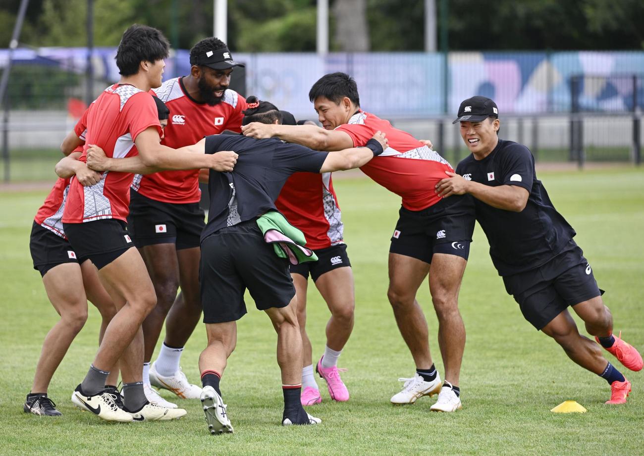 ニュージーランドとの初戦に向け、練習するラグビー7人制男子日本代表の選手たち（共同）