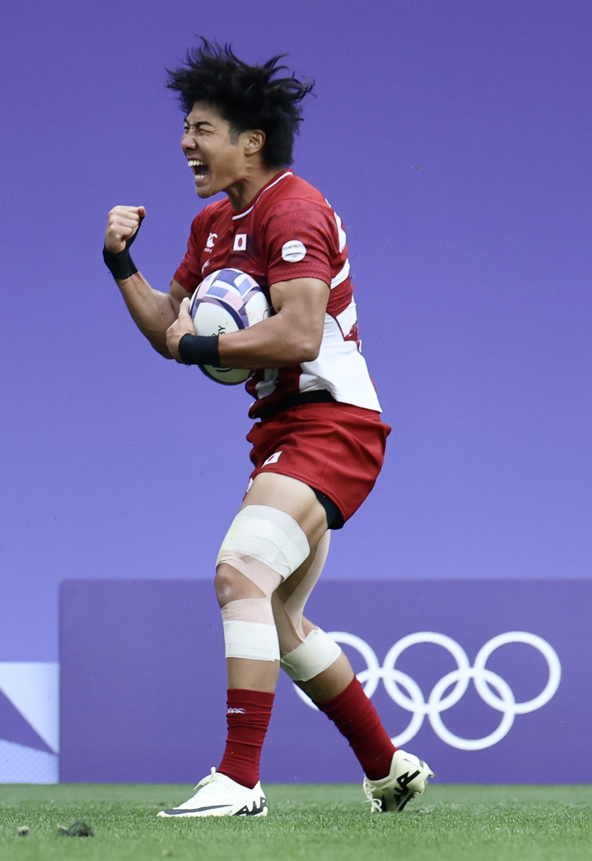 日本対ニュージーランド　前半、コンバージョンで得点を決める津岡（撮影・河田真司）