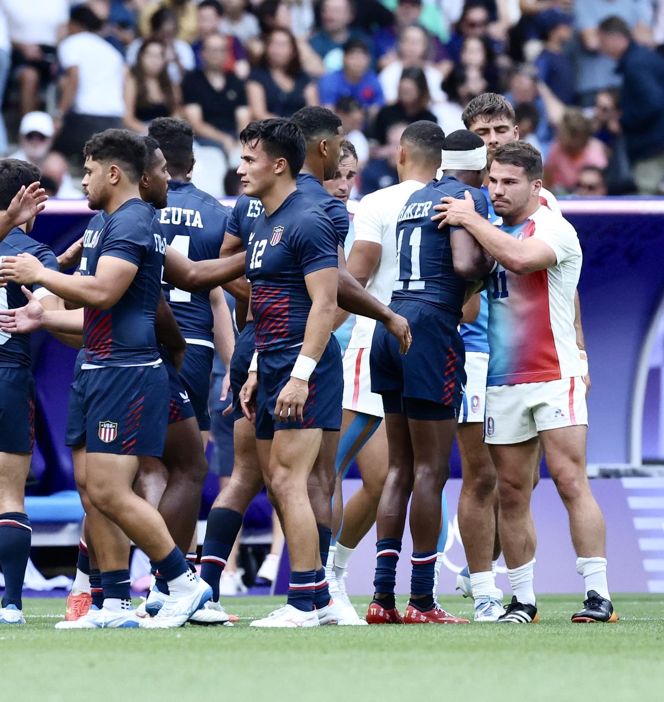 試合を終え、アメリカ代表とあいさつを交わすフランス代表デュポン（撮影・河田真司）