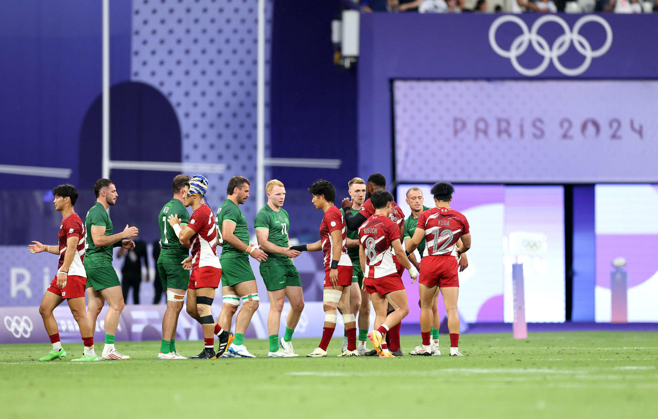 日本対アイルランド　試合を終え、アイルランド代表とあいさつを交わす日本代表（撮影・河田真司）