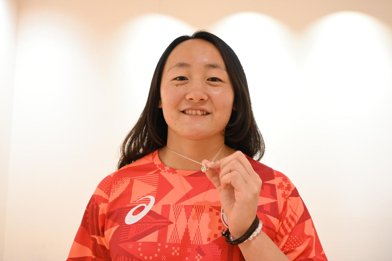 叔母手作りのネックレスを着用し笑顔を見せるラグビー7人制女子日本代表の平野主将（2024年7月14日撮影）