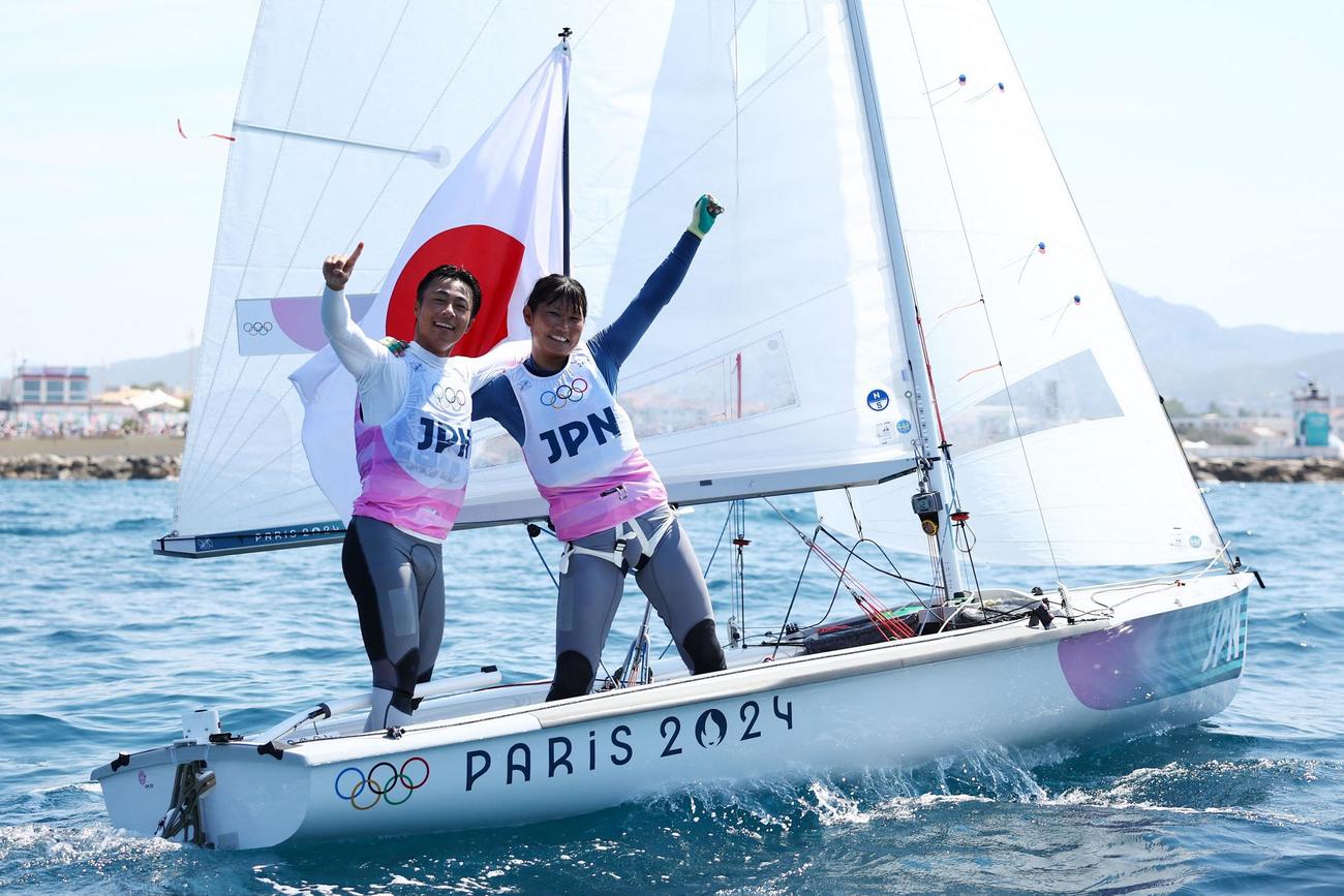 セエーリング混合470級で銀メダルを獲得しガッツポーズの岡田奎樹と吉岡美帆（ロイター）