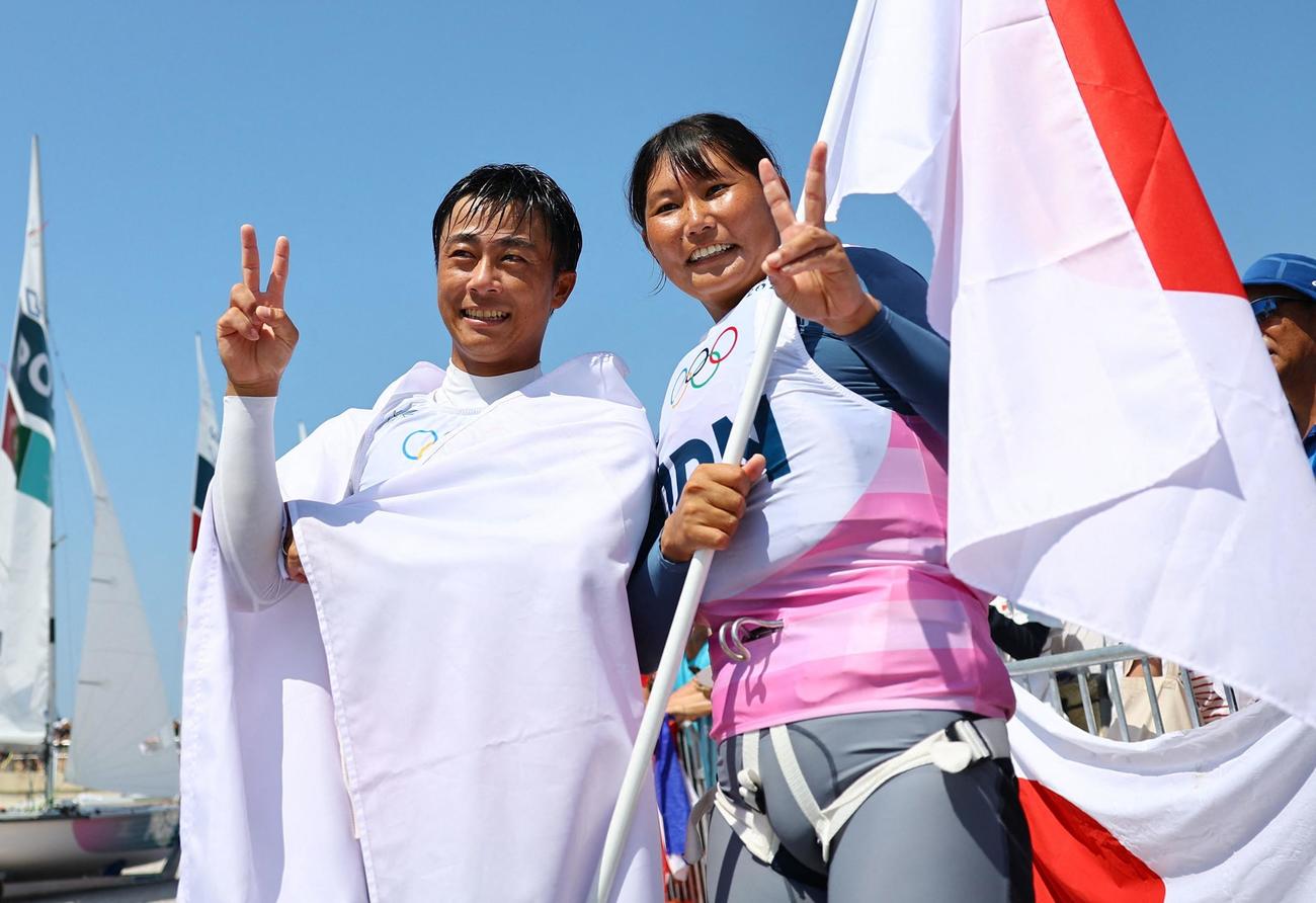 セーリング混合470級で銀メダルの岡田奎樹（左）と吉岡美帆は笑顔でVサイン（ロイター）