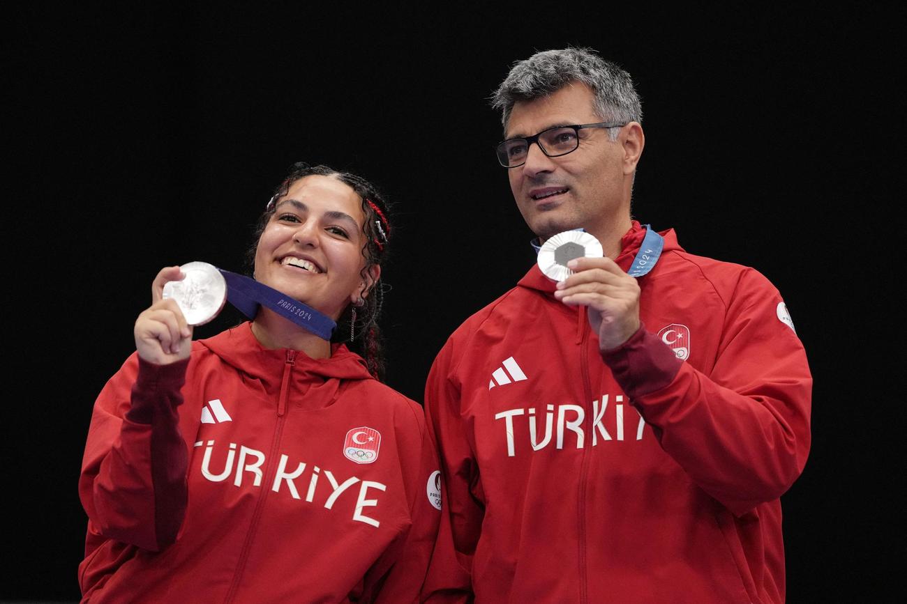 パリ五輪の射撃混合エアピストルで銀メダルを獲得したトルコのユスフ・ディケチュ(右)とセブヴァル・イライダ・タルハン（ロイター）