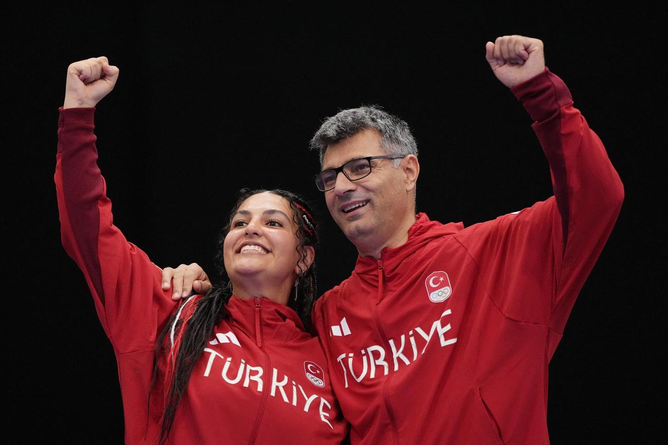 パリ五輪の射撃混合エアピストルで銀メダルを獲得したトルコのユスフ・ディケチュ(右)とセブヴァル・イライダ・タルハン（ロイター）