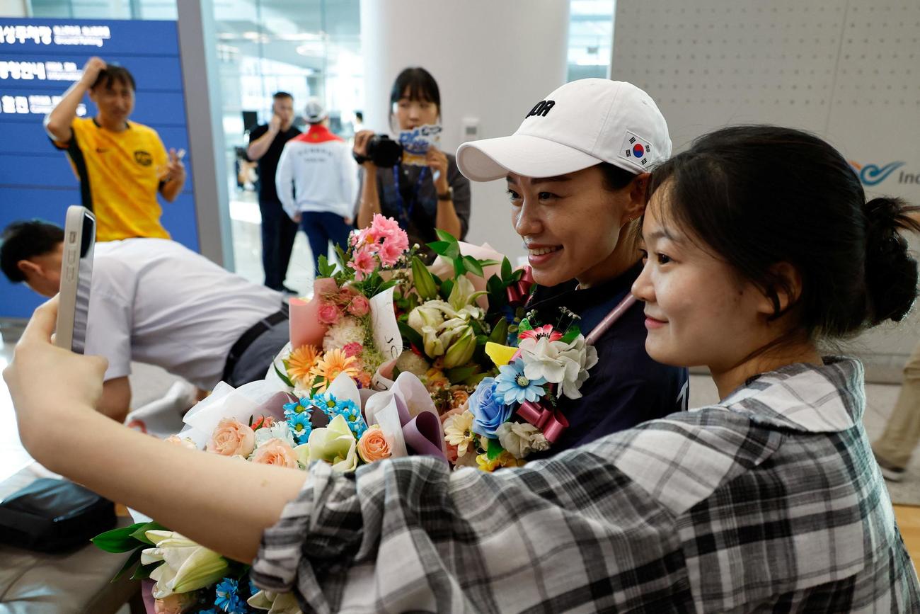 韓国・仁川の仁川国際空港に到着したキム・イェジ（ロイター）