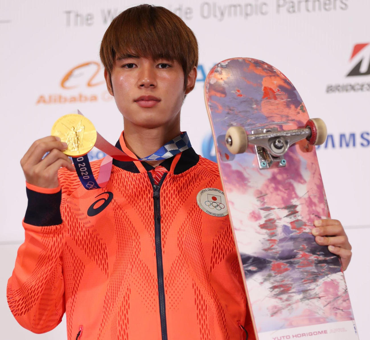 21年7月、東京五輪スケートボード男子ストリートの金メダルを披露する堀米雄斗（代表撮影）